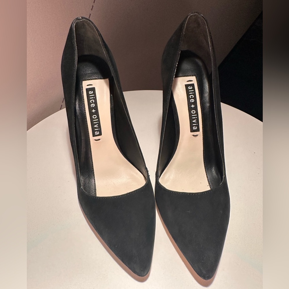 Alice and Olivia black suede pumps size 38.5 (US 8), Like New